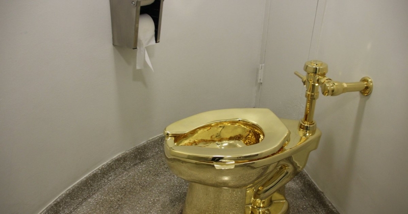 Золотой унитаз Каттелана продадут на аукционе