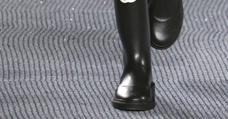 Россиянам назвали самую вредную для здоровья осеннюю обувь