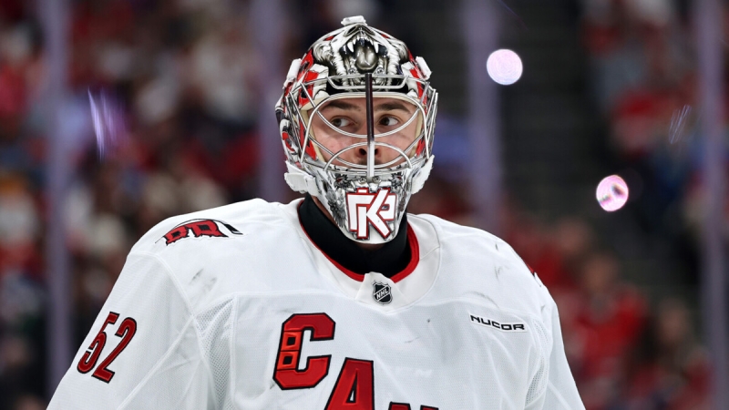 Российский вратарь «Каролины» Кочетков признан первой звездой матча НХЛ против «Бостона»